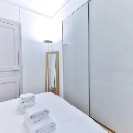 Bright, Modern Apartment- 14 Arrd- Mobility Lease